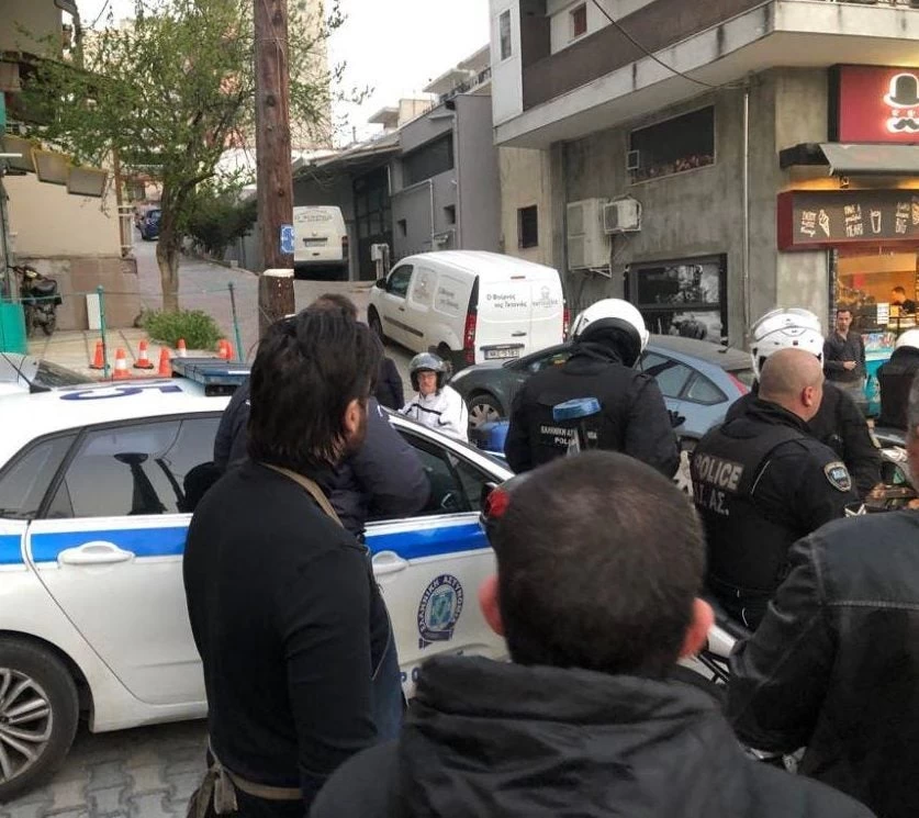 Συναγερμός στη Θεσσαλονίκη: Άντρας απειλεί να πέσει από κεραία